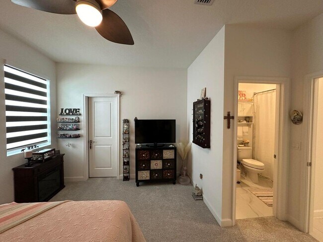 Building Photo - 10230 SW Orana Dr