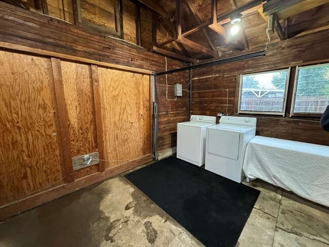 Building Photo - West Roseburg 2 Bedroom house