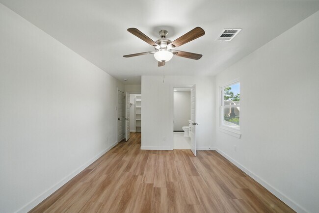 Building Photo - 9711 Derrik Dr