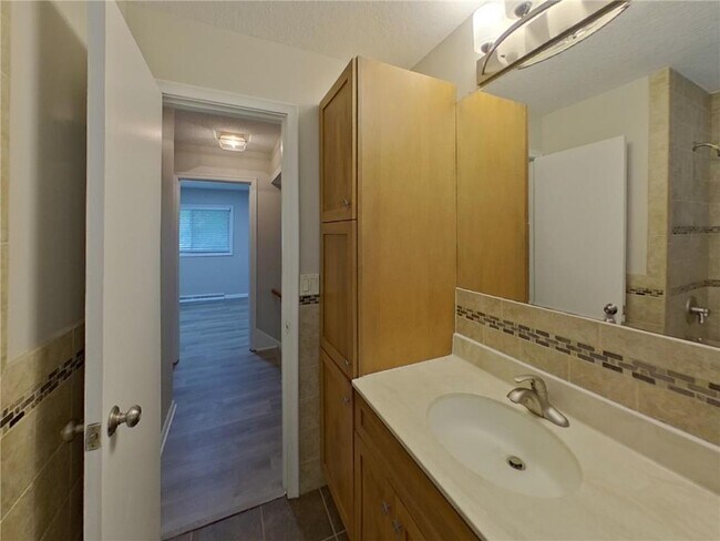 Building Photo - 3607 Robinwood Terrace