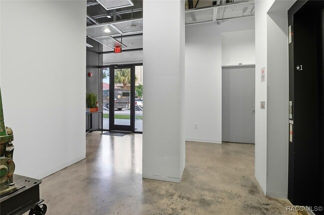 Building Photo - 302 SE Broadway St