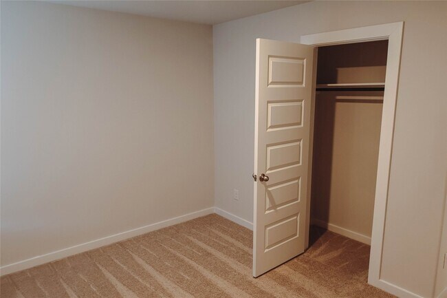 Building Photo - 16 Courageous Side Way