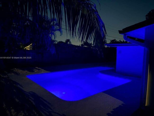 Building Photo - 600 N 66 Terrace