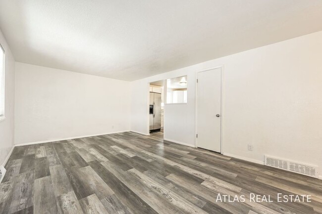 Building Photo - Spacious 3-bedroom Top Floor Duplex! Avail...