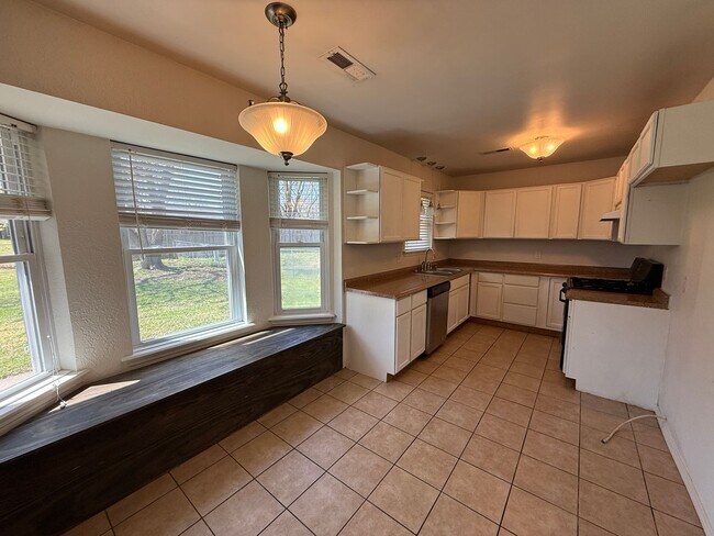 Building Photo - Three Bed 1 Bath Home in Broken Arrow with Shed