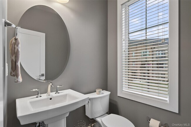 Building Photo - 348 Horseman Blvd