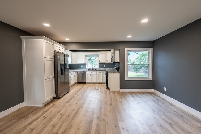 Building Photo - 120 College Street Rd