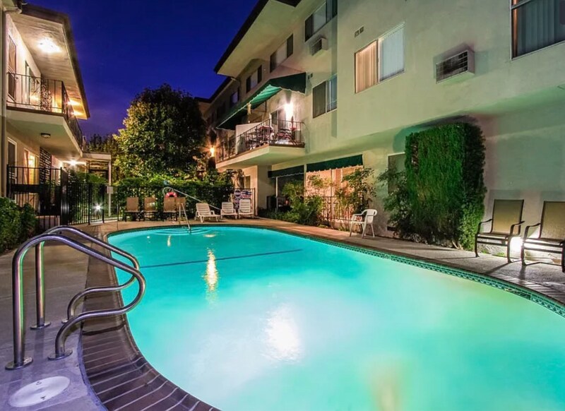 Building Photo - 220 E Live Oak St