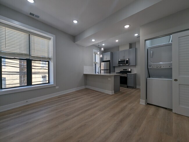 Building Photo - 428 W Belden Ave