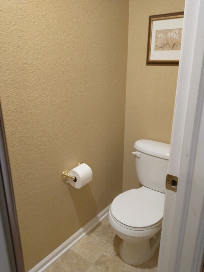 Building Photo - Beautiful 4 Bed 2.5 Bath + High Quality Up...