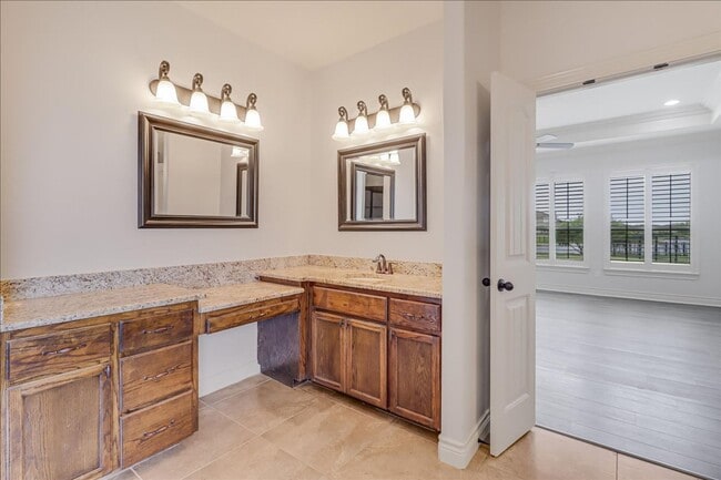 Building Photo - 6241 Lago Vista Dr