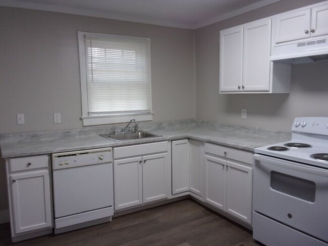 Building Photo - Renovated 2 Bedroom 1 1/2 Bath Townhome - ...