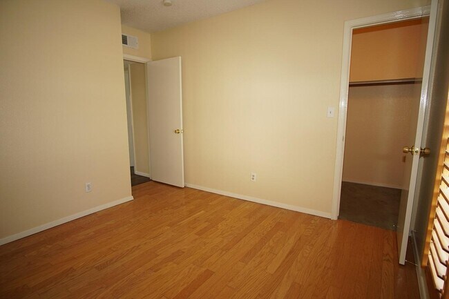 Building Photo - 6937 Villa Hermosa Dr