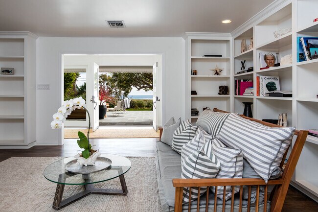 Office/study - 29225 Cliffside Dr