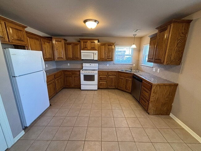 Building Photo - NEW APPLIANCES! Gorgeous Single Family Home Off Of Mount Comfort Road!