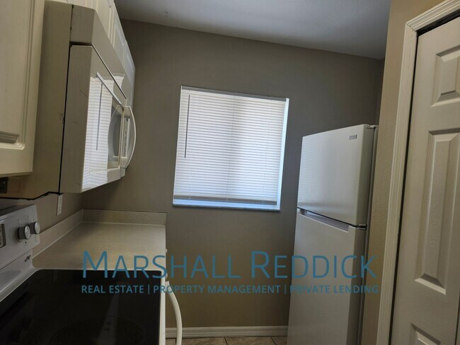 Building Photo - Super cute 2 bedroom 2 bath close to pine ...