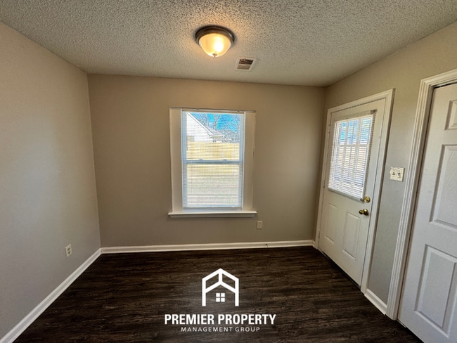 Building Photo - Cozy 3BR Memphis Home w/ Vaulted Ceilings, Fireplace & Fenced Backyard