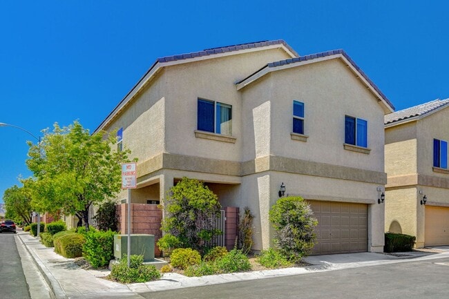 Building Photo - Adorable three bedroom in incredible SW location! Solar panels!