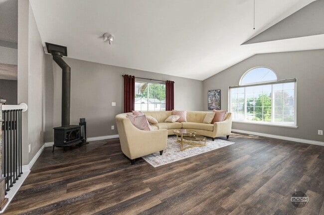 Building Photo - MUST SEE! | 4 BEDROOM 2.5 BATHROOM HOUSE |...