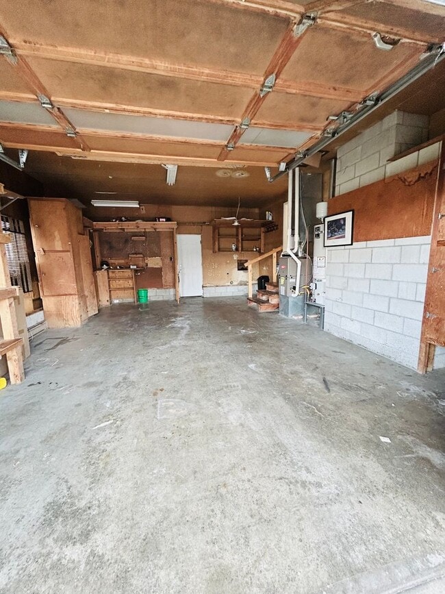 Building Photo - 3 Bedroom Home located in the heart of town! Close to everything!