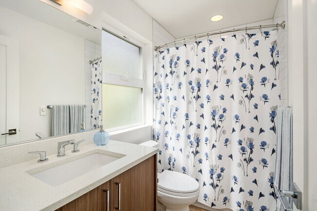 Building Photo - Fantastic Bellevue Townhouse with View...