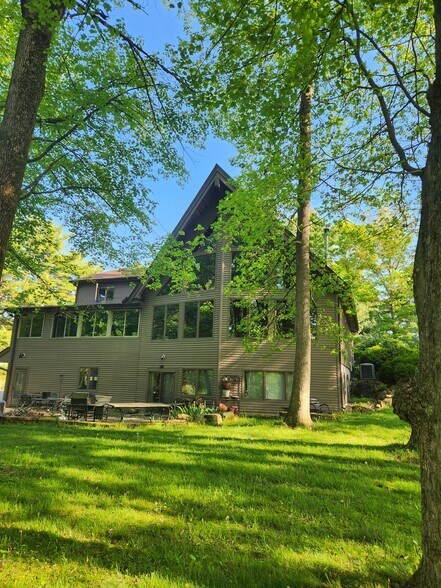 Building Photo - 10 Andrew Dr