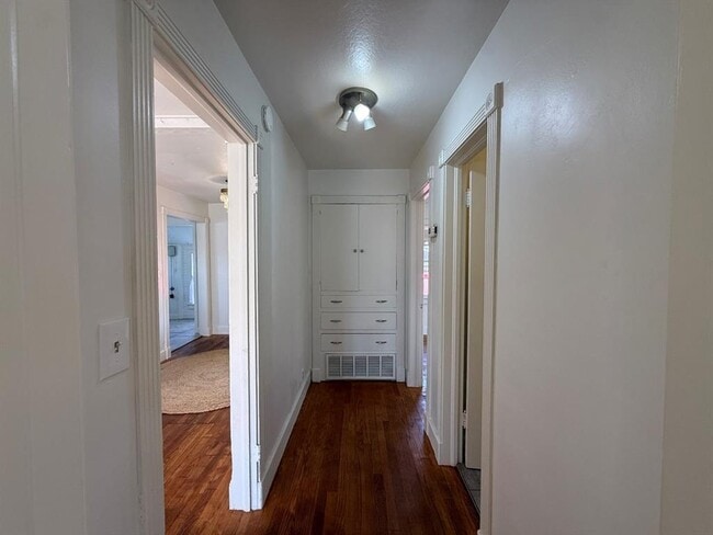 Building Photo - 730 S Littler Ave