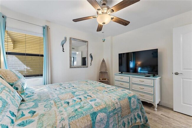 Building Photo - 7370 S Ocean Dr