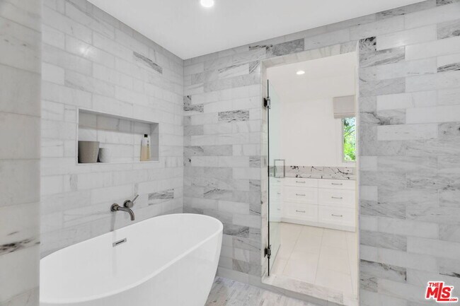 Building Photo - 701 Sierra Dr