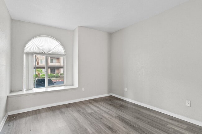 Building Photo - Stunning 3 bedrooms 2 full bathrooms first...