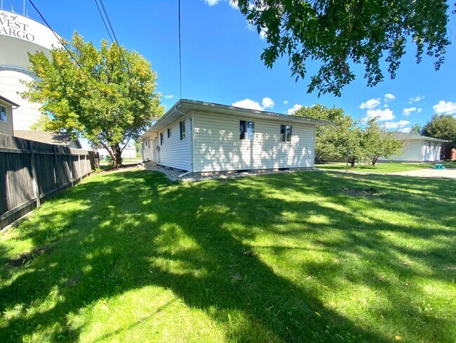 Building Photo - 2 Bedroom Duplex