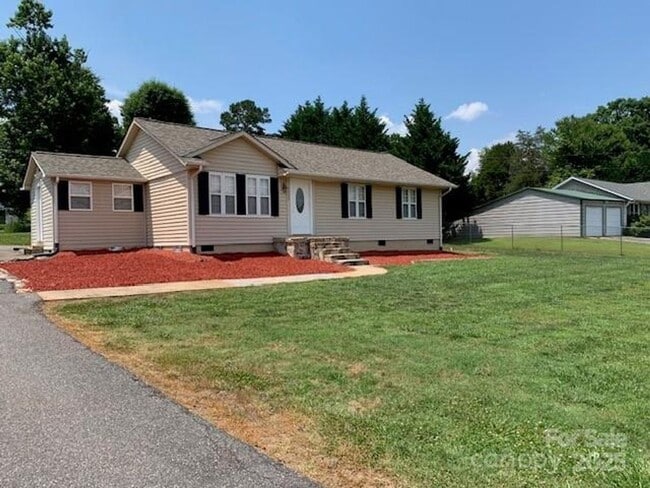 Building Photo - Move-In Ready 3BR/2BA with New Appliances ...