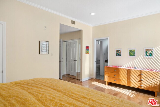 Building Photo - 502 San Vicente Blvd