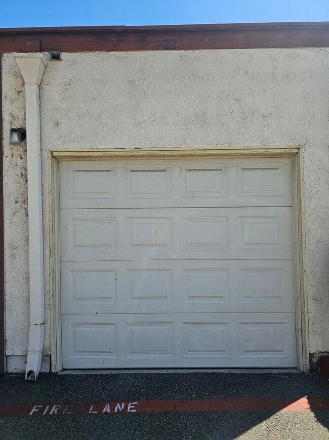 Building Photo - 2 bed/ 1.5 bath Townhouse with private garage