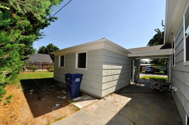 Building Photo - Charming 2 bed 1 bath bungalow with 2nd living room