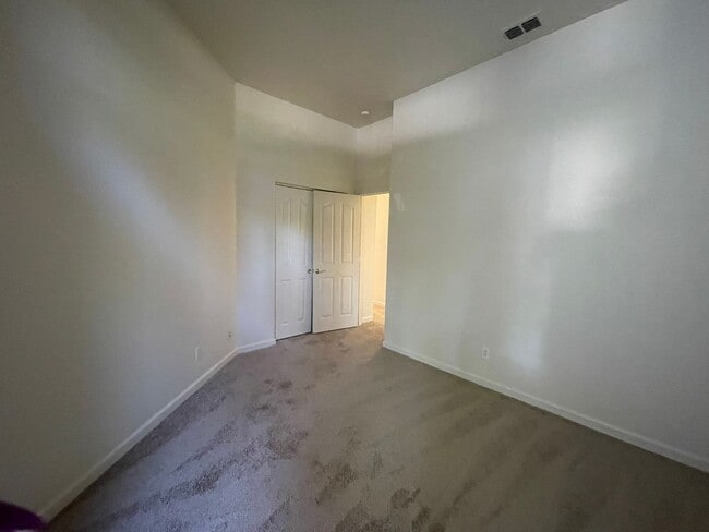 Building Photo - Spacious and Airy Rocklin Home! New Flooring!