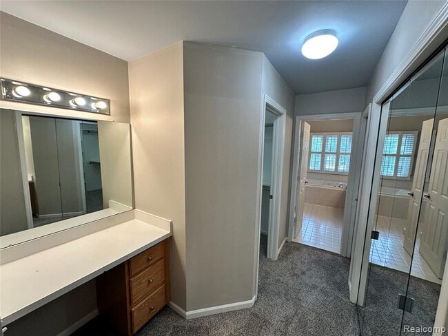 Building Photo - 28240 Golf Pointe Blvd