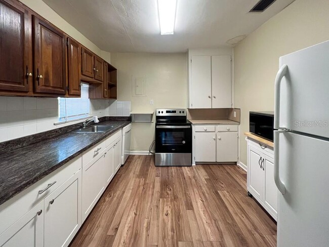 Building Photo - 2734 SW 3rd Pl