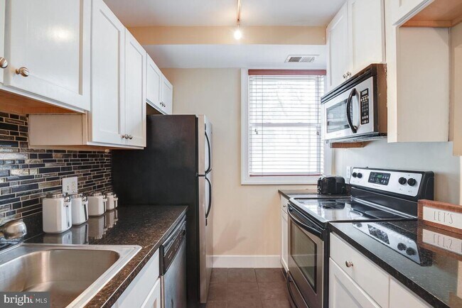 Building Photo - Amazing 2 bedroom/ 1 Bathroom unit with plenty natural light