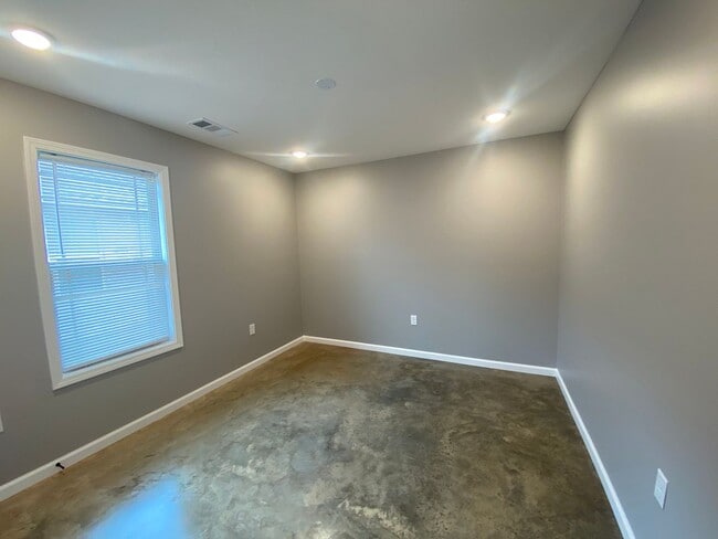 Building Photo - 2011 Maurice St