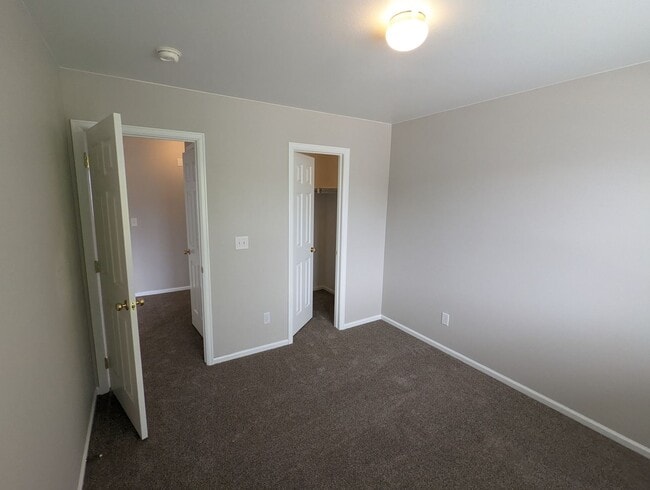 Building Photo - Gorgeous 2 Story 3 Bedroom 2.5 Baths in Da...
