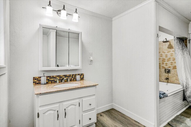 Building Photo - 185 Weiss Bluff Rd