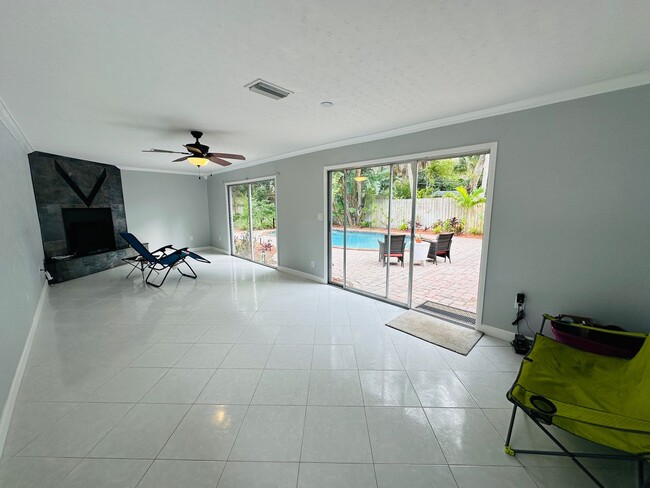 Building Photo - Private Pool 2 Bedroom/2 Bathroom - Close ...