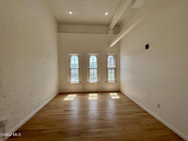 Building Photo - 155 River St