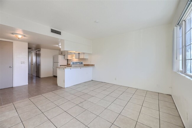 Building Photo - BEAUTIFUL 2 Bedroom 1 Bathroom Condo!