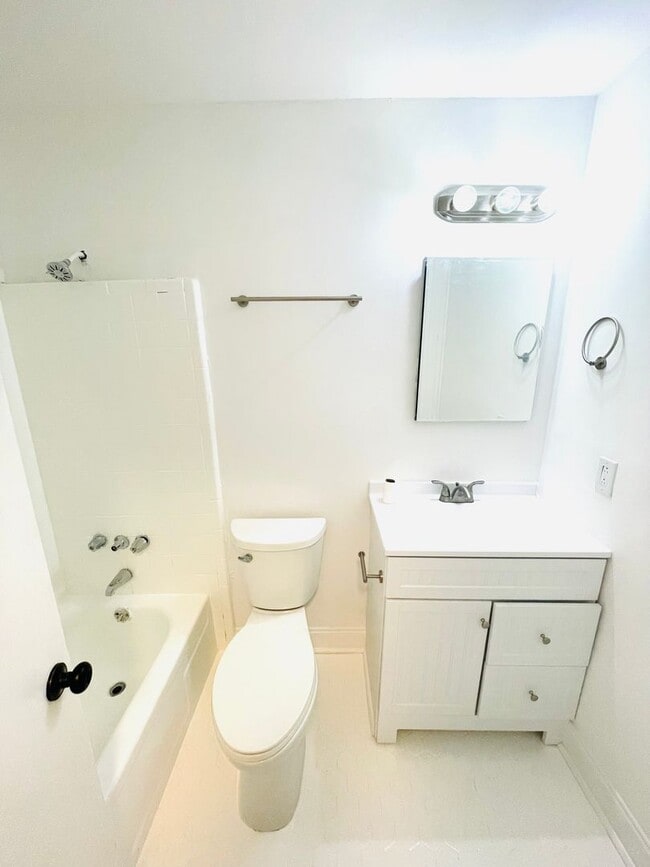 Building Photo - ** 3 Bed 2 Bath located off Woodley road *...