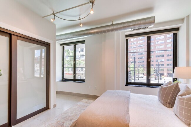 Building Photo - Logan Circle Condo | 2 Bed | 2 Bath | 1,000 Sf | 1 Garage Parking Space