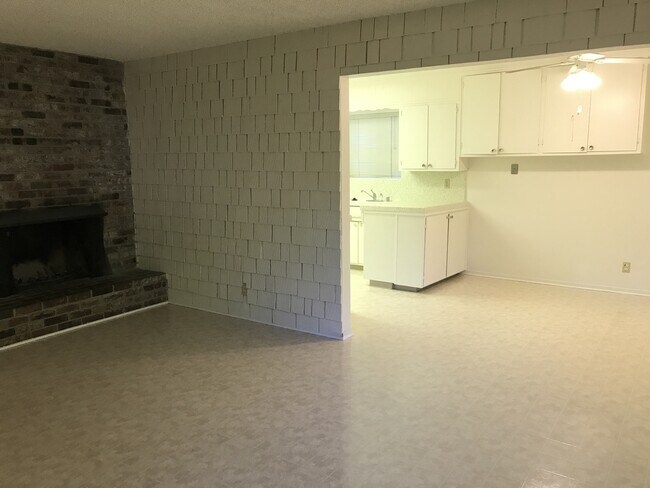 Building Photo - 8417 Edgefield Way
