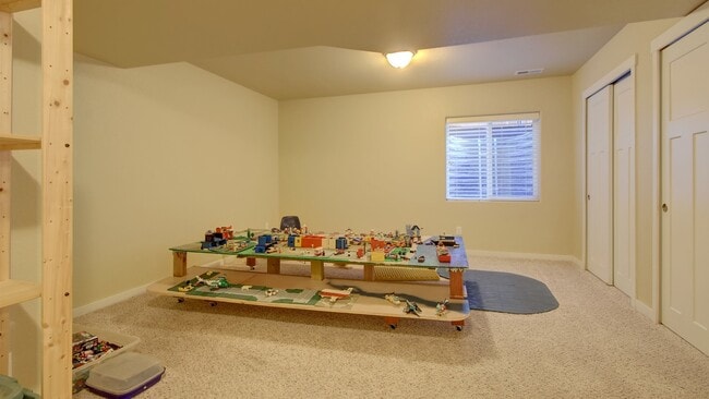 Building Photo - 5 Bedroom Ranch Home on North End