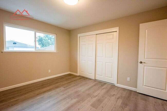 Building Photo - 3820 Moorpark Ave